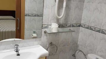 Ein Badezimmer mit Waschbecken, Toilette und Dusche.