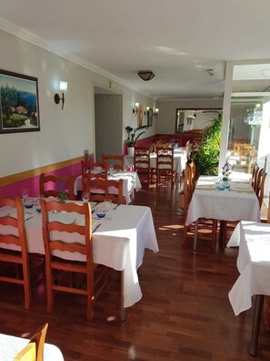 Free daily buffet breakfast - Hotel Mas Subirats (Mora la Nova)