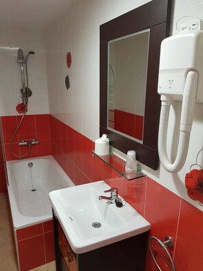 Ducha y bañera combinadas, secador de pelo y toallas