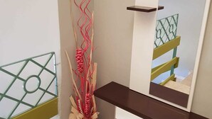 A room with a white vanity, a mirror, and a pink vase with decorative elements. - Hotel Mas Subirats (Mora la Nova)