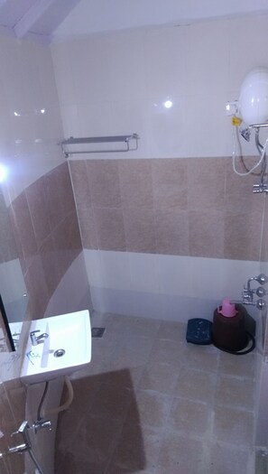 Standard Cottage, 1 Katil Raja (King) | Bilik Mandi | Pancuran mandi, kelengkapan dandanan diri percuma 
