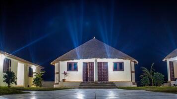 Deluxe Double Room, 1 King Bed | Premium bedding, blackout drapes, soundproofing, rollaway beds