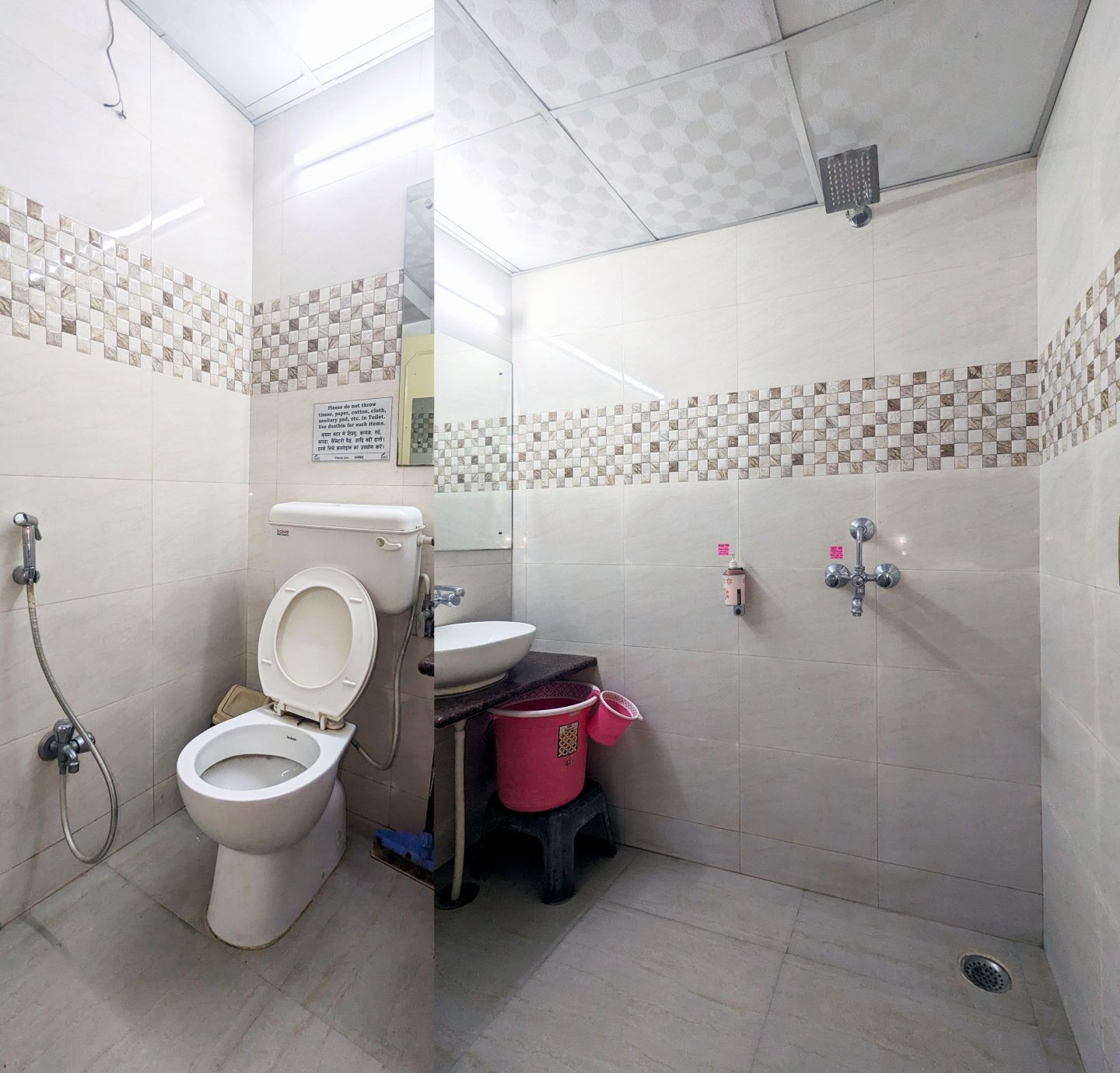 Un baño pequeño con paredes de azulejos, un inodoro, un lavabo y una ducha.
