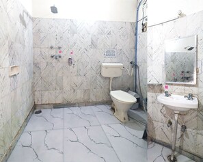 Ducha, artículos de higiene personal gratuitos, toallas y jabón