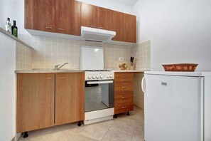 Kühlschrank, Ofen, Herdplatte, Wasserkocher mit Kaffee-/Teezubehör