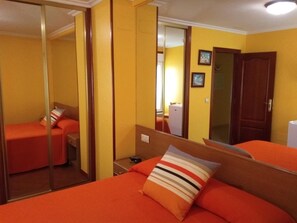 Desk, blackout curtains, iron/ironing board, rollaway beds - Hostal Bahía (Laxe)