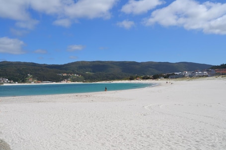 Una spiaggia nelle vicinanze
