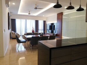 Appartement Penthouse présidentiel, 4 chambres, vue sur le fleuve, secteur Affaires | Cuisine privée | Réfrigérateur, four à micro-ondes, un four, surface de cuisson