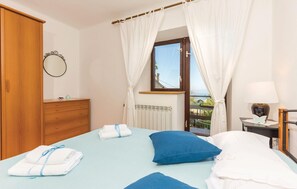 3 bedrooms, in-room safe, travel cot, free WiFi