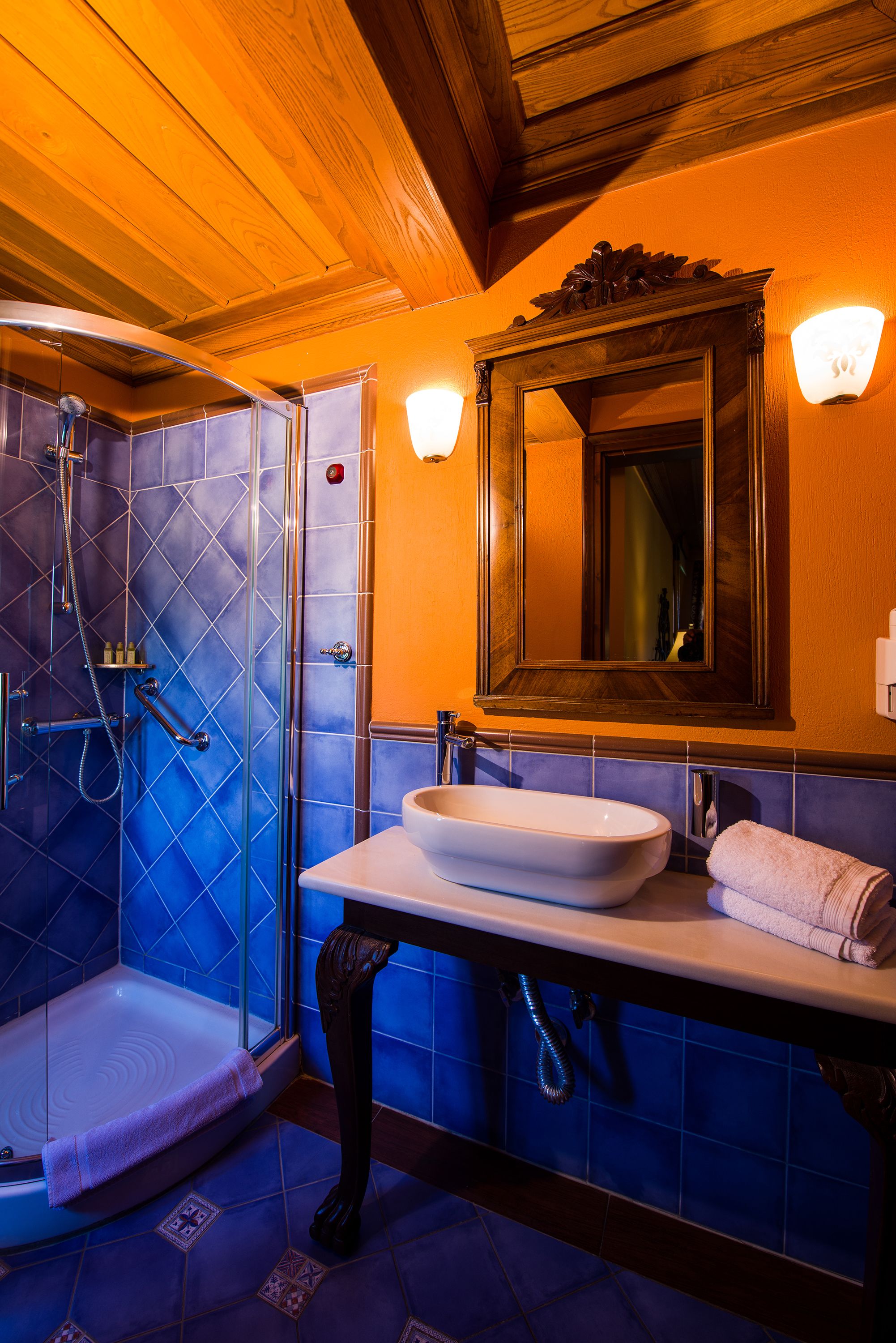 junior suite | bathroom | slippers, towels