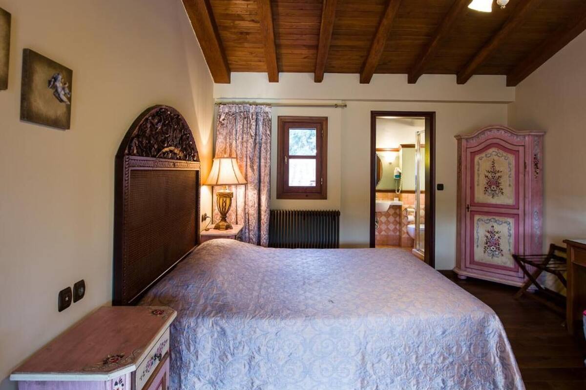 minibar, desk, soundproofing, iron/ironing board