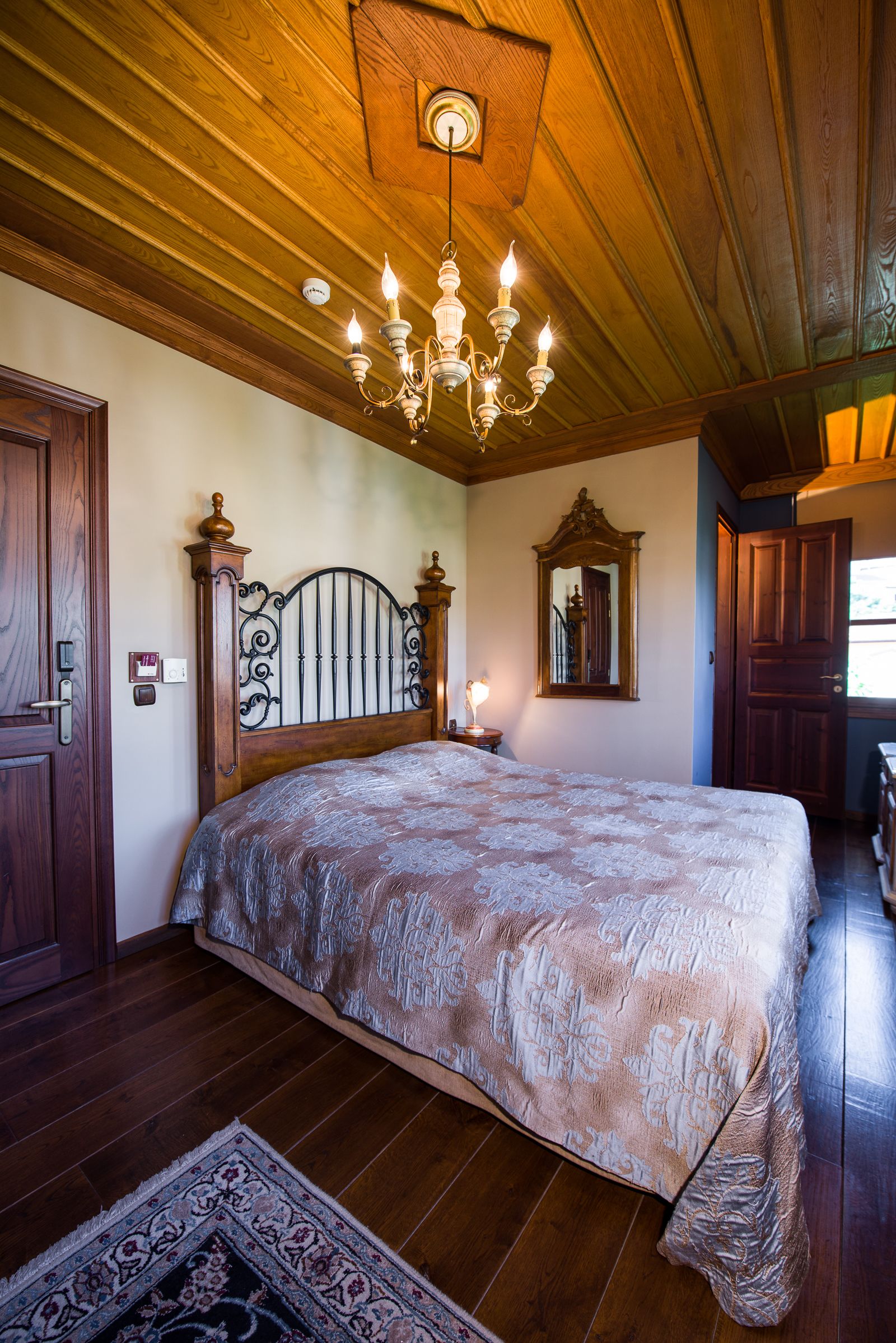 Deluxe Double or Twin Room | Minibar, desk, soundproofing, iron/ironing board