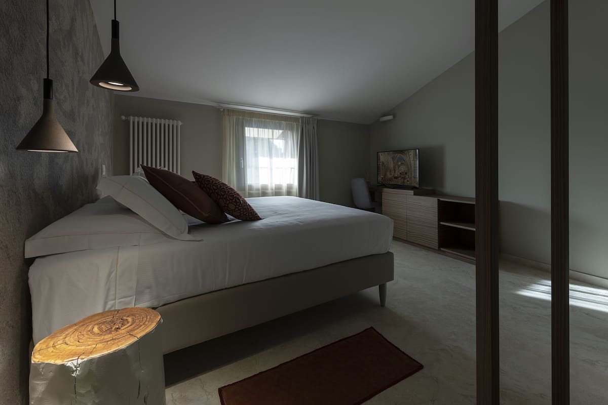 Camera Deluxe, 1 letto queen | Biancheria da letto di alta qualità, copriletto in piuma, minibar