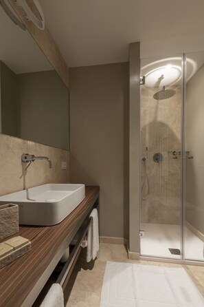 Chambre Deluxe, 1 grand lit | Salle de bain | Ensemble douche/baignoire, articles de toilette gratuits, sèche-cheveux