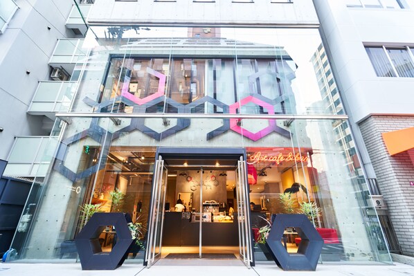 Front of property - Catalyst Art Hotel - Hostel (Osaka)