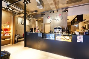 Reception - Catalyst Art Hotel - Hostel (Osaka)