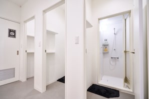 Bathroom - Catalyst Art Hotel - Hostel (Osaka)