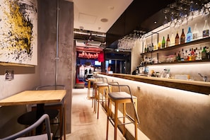 Bar (on property) - Catalyst Art Hotel - Hostel (Osaka)