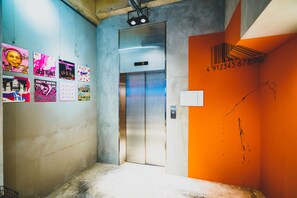 Interior entrance - Catalyst Art Hotel - Hostel (Osaka)