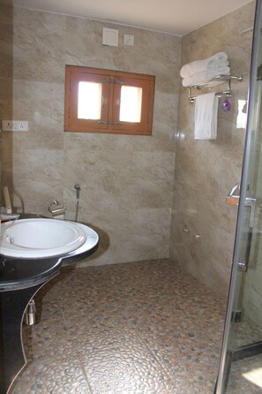 Deluxe Room | Bathroom | Shower, rainfall showerhead, free toiletries, towels - Nigeen Lake View Resort (Srinagar)
