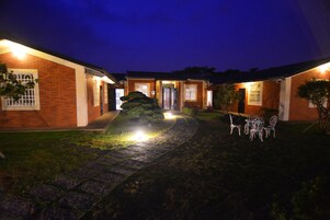 住宿正面 (夜晚)