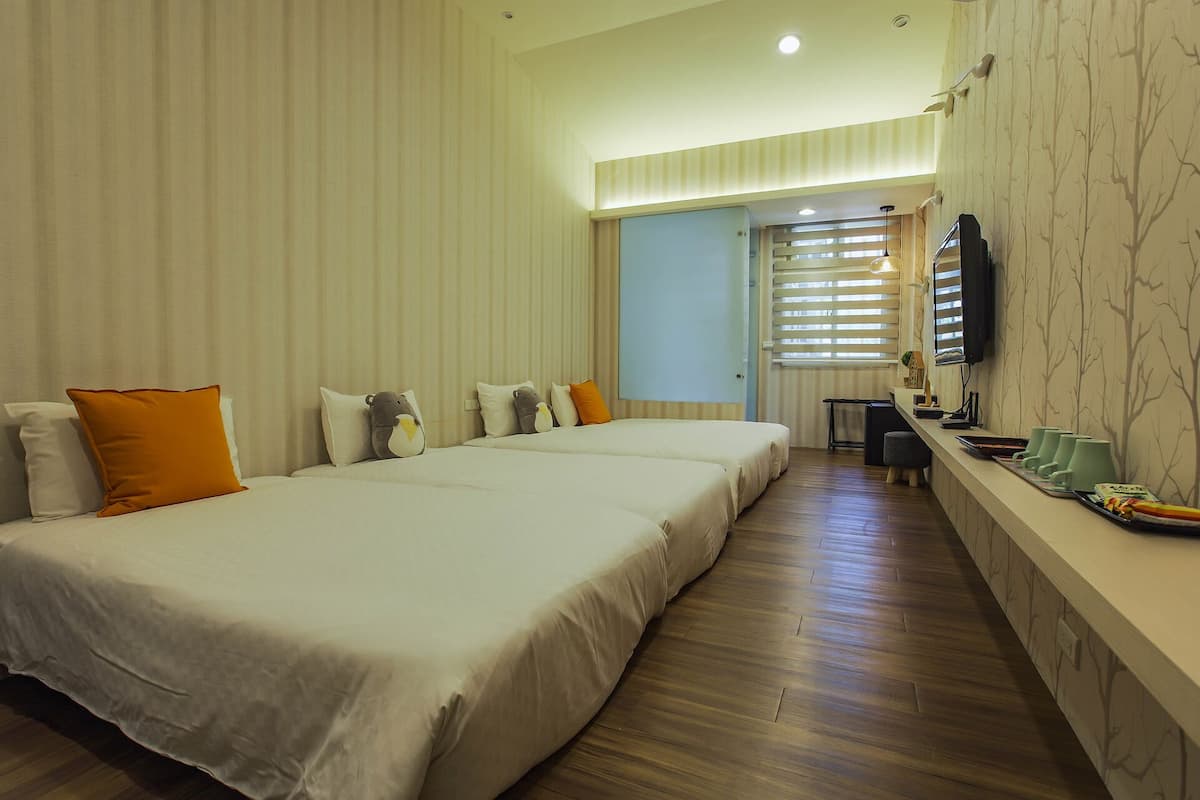Deluxe-Vierbettzimmer, Mehrere Betten, Badewanne