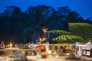 Breakfast, lunch, dinner served; international cuisine