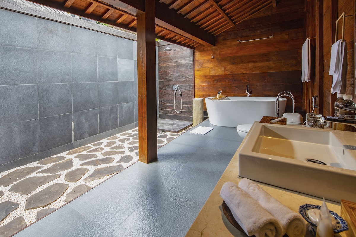 separate bathtub and shower, deep-soaking bathtub, free toiletries