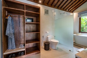 Separate tub and shower, deep soaking tub, free toiletries, bathrobes - Ubud Valley Boutique Resort (Ubud)