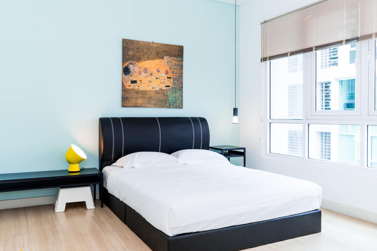 2 bedrooms, iron/ironing board, WiFi