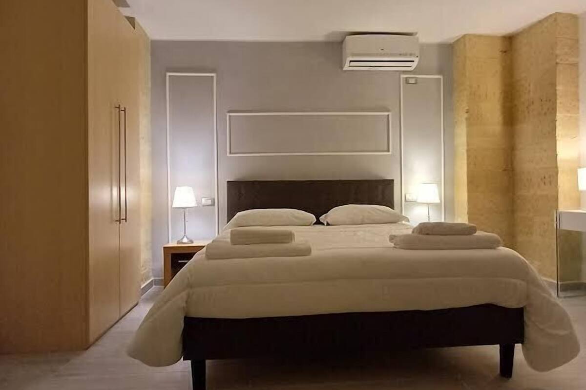 أغطية فراش متميزة وميني بار ومساحة عمل للكمبيوتر المحمول وواي فاي مجانًا