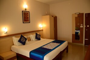 Deluxe Double Room, 1 Double Bed, Smoking, Mountain View | Premium bedding, minibar, desk, iron/ironing board