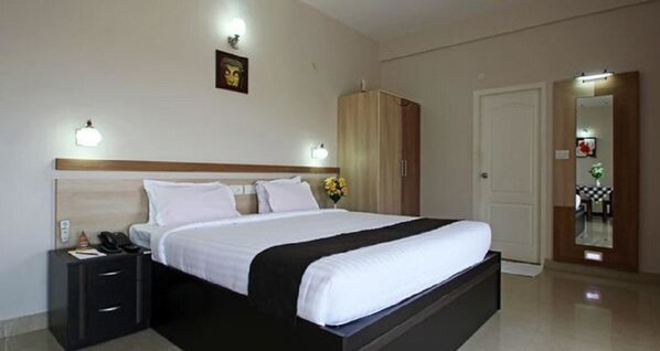 Family Suite, 1 King Bed, Smoking, Mountain View | Premium bedding, minibar, desk, iron/ironing board