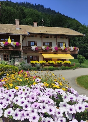 Exterior detail - Vacation apartment Alpenpanorama, 68sqm, with balcony, kitchenette, WLAN (Ruhpolding)