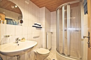 Douche, séchoir à cheveux, serviettes fournies