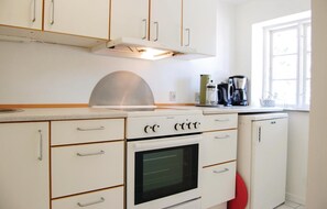 Kühlschrank, Mikrowelle, Herdplatte, Wasserkocher mit Kaffee-/Teezubehör