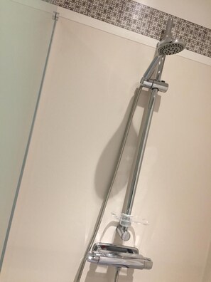 Shower dan handuk