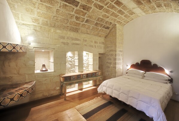 Deluxe tweepersoonskamer | Luxe beddengoed, individueel gemeubileerd, beddengoed