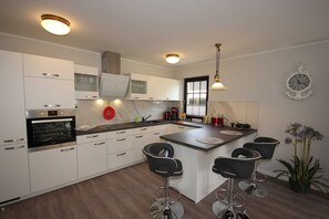 Réfrigérateur, micro-ondes, four, cafetière/bouilloire