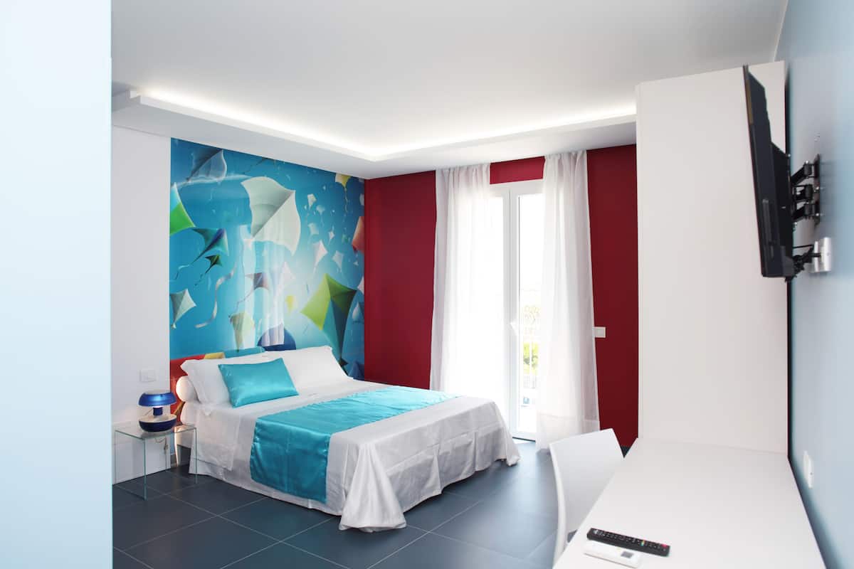Family Quadruple Room, Balcony | Peralatan tempat tidur premium, bar mini, peti besi dalam bilik, meja