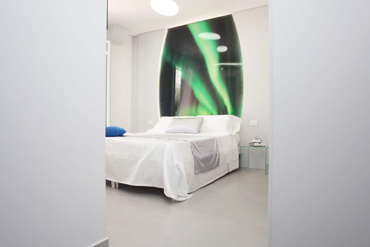 Deluxe Room, Patio, Ground Floor | Peralatan tempat tidur premium, bar mini, peti besi dalam bilik, meja