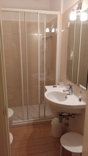 Dusche, Regendusche, kostenlose Toilettenartikel, Haartrockner