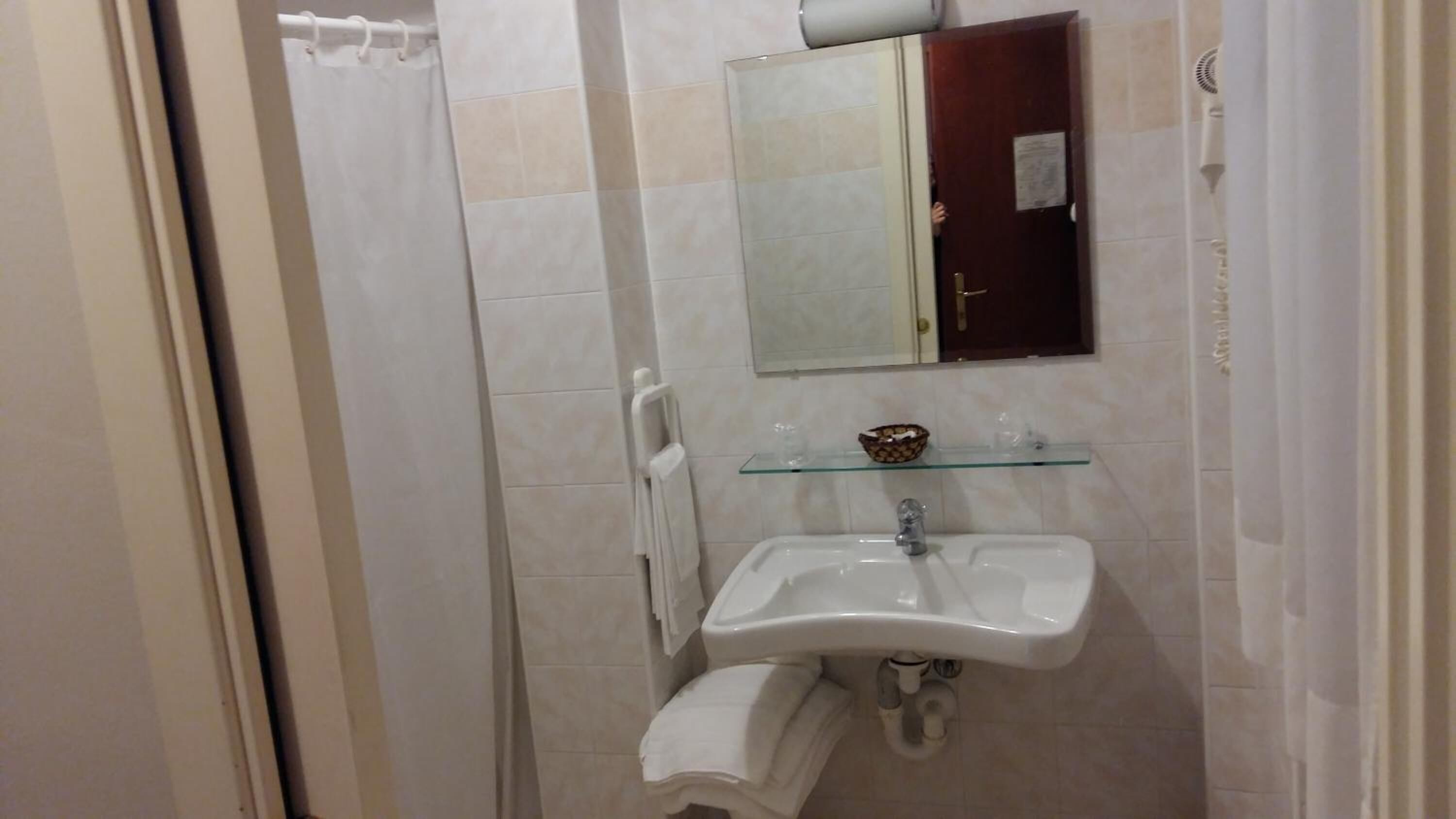 shower, rainfall showerhead, free toiletries, hair dryer