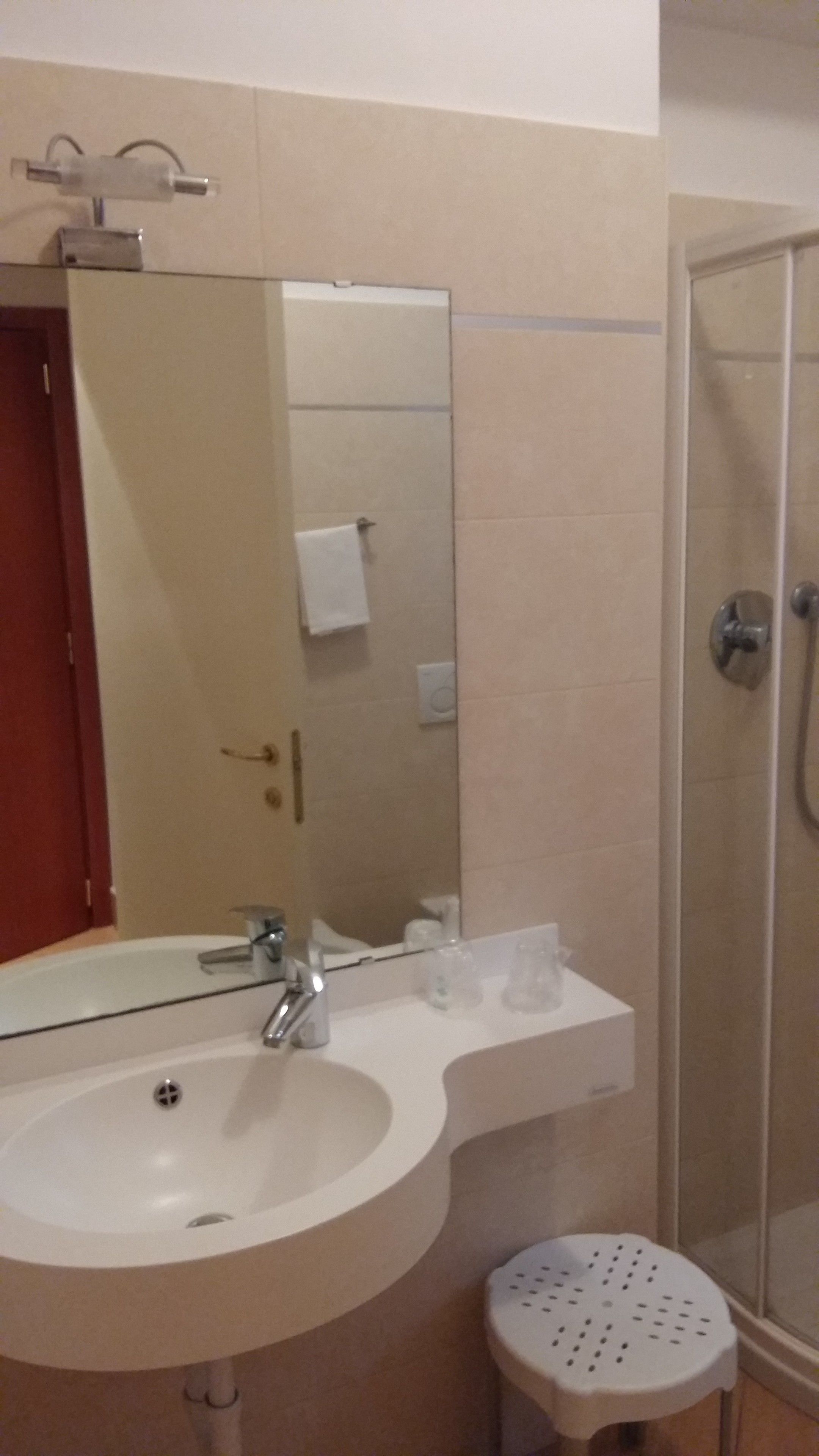 shower, rainfall showerhead, free toiletries, hair dryer