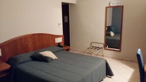 Minibar, escritorio, cortinas blackout y wifi gratis 