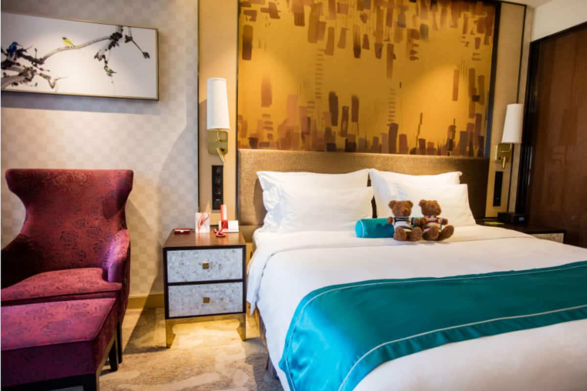 Business Double Room | Down duvets, minibar, in-room safe, desk