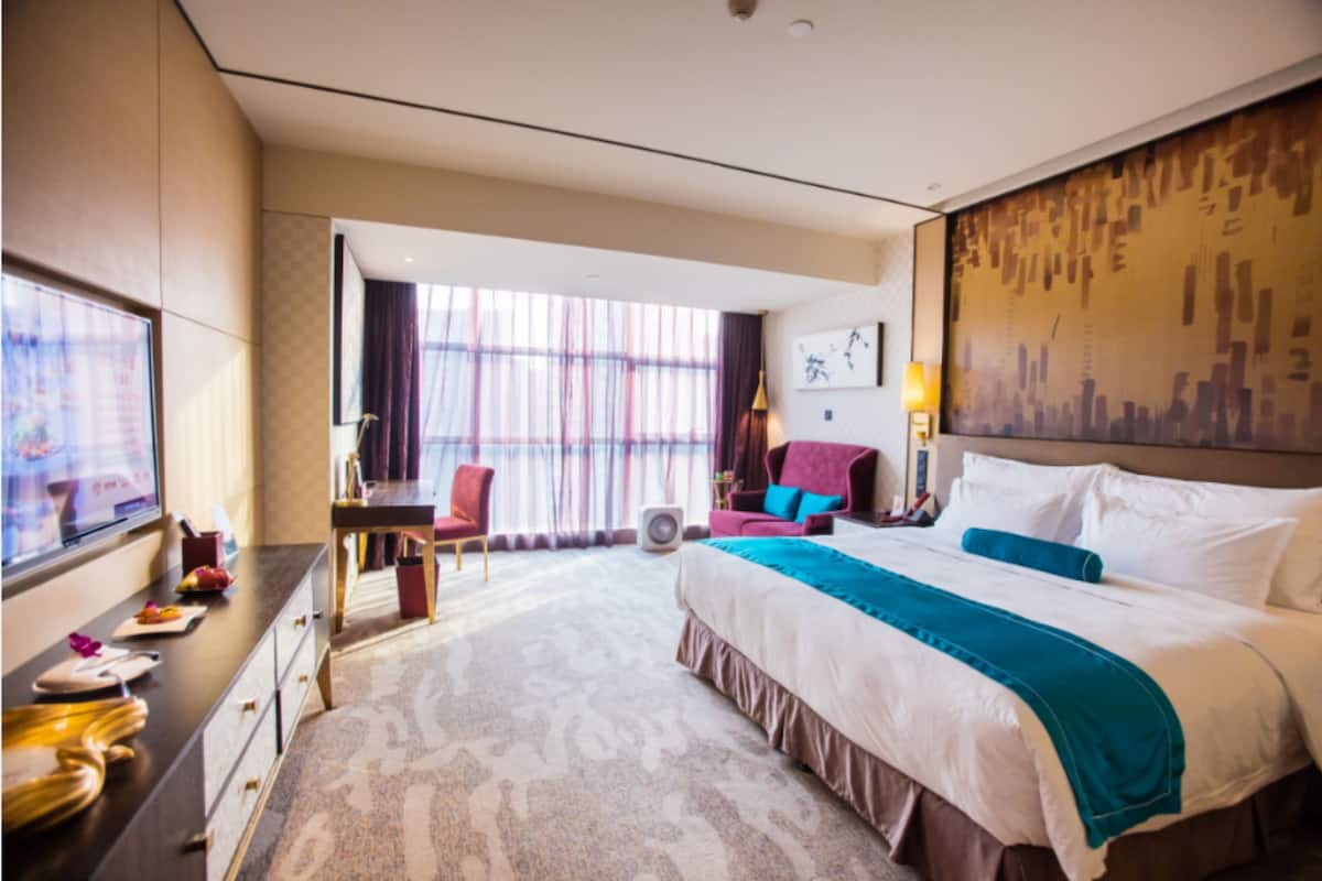 Executive Double Room | Down duvets, minibar, in-room safe, desk