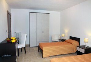 Frigobar, escrivaninha, ferros/tábuas de passar roupa, berços grátis