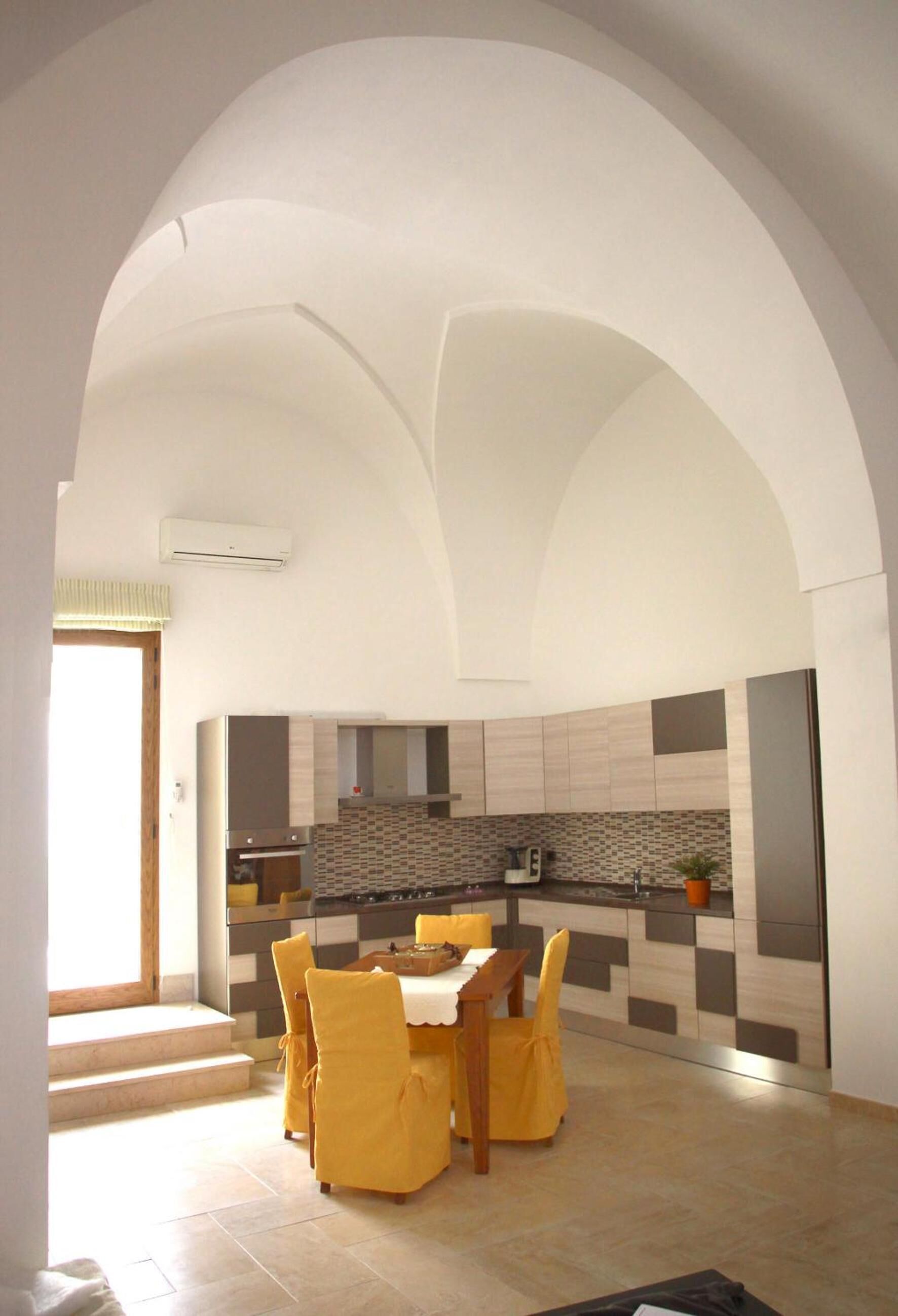 Frigorifero, microonde, piano cottura, macchina per caffè espresso