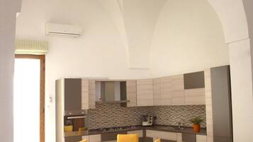 Frigorifero, microonde, piano cottura, macchina per caffè espresso